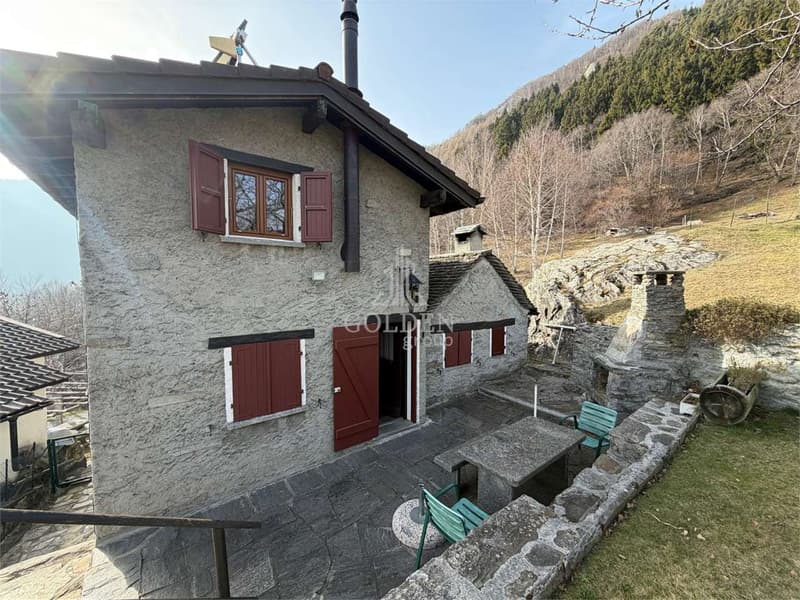 Rustico indipendente con 2'000 m² di terreno a circa 20 minuti da Gor (3)