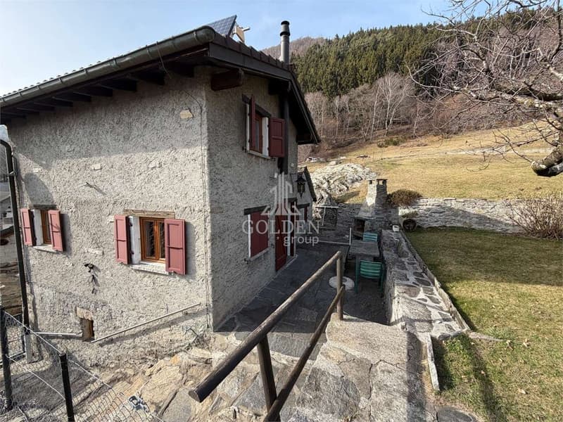 Rustico indipendente con 2'000 m² di terreno a circa 20 minuti da Gor (2)