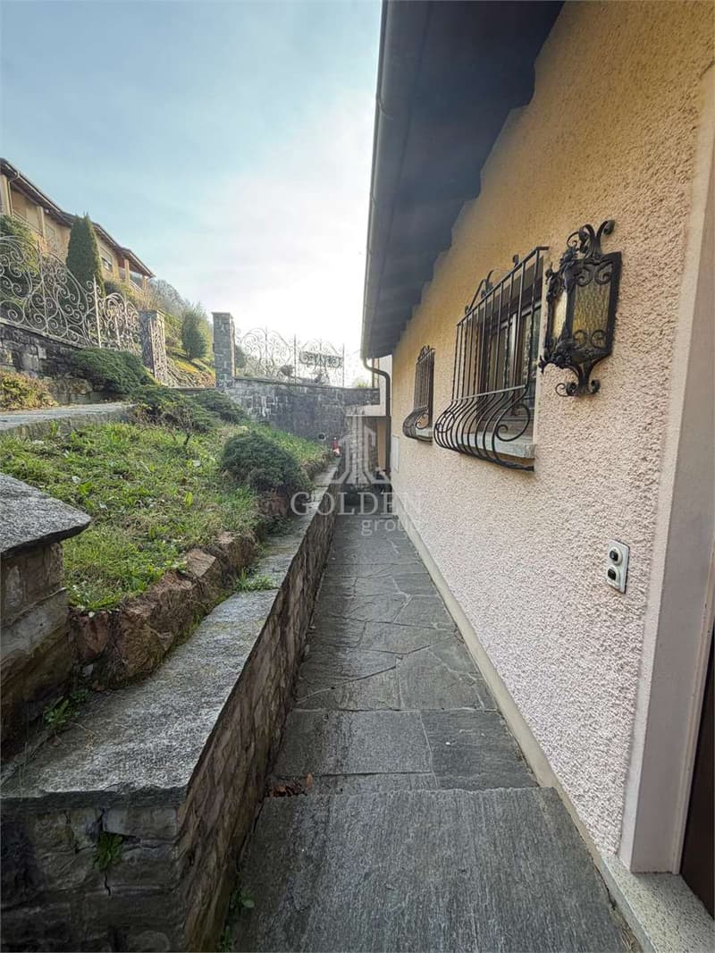Casa bifamiliare con 2 × 3,5 locali più casa di 2,5 locali con giardin (2)