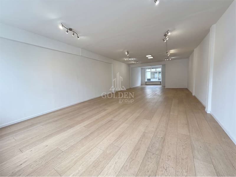 Spazio commerciale / showroom con 4 posti auto in posizione strategica (4)