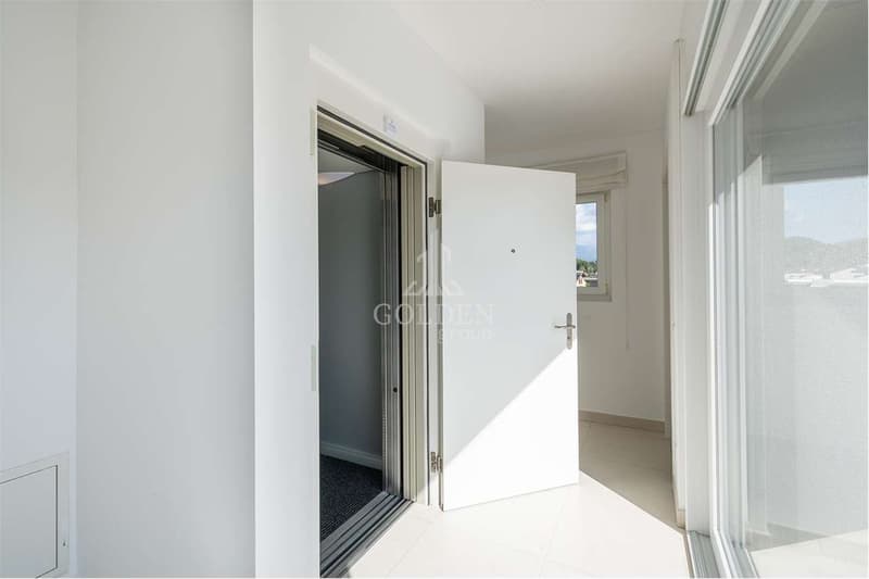 Esclusivo Attico di 4.5 Locali con Ampia Terrazza Panoramica (4)