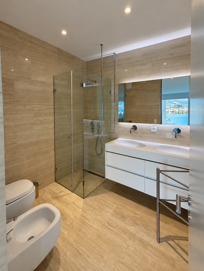 Stunning 3.5-Room Apartment with Panoramic Lake & Mountain Views in Paradiso (12)