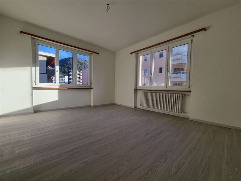 Affittasi spazioso 4.5 locali ristrutturato con balcone e posteggio - (3)