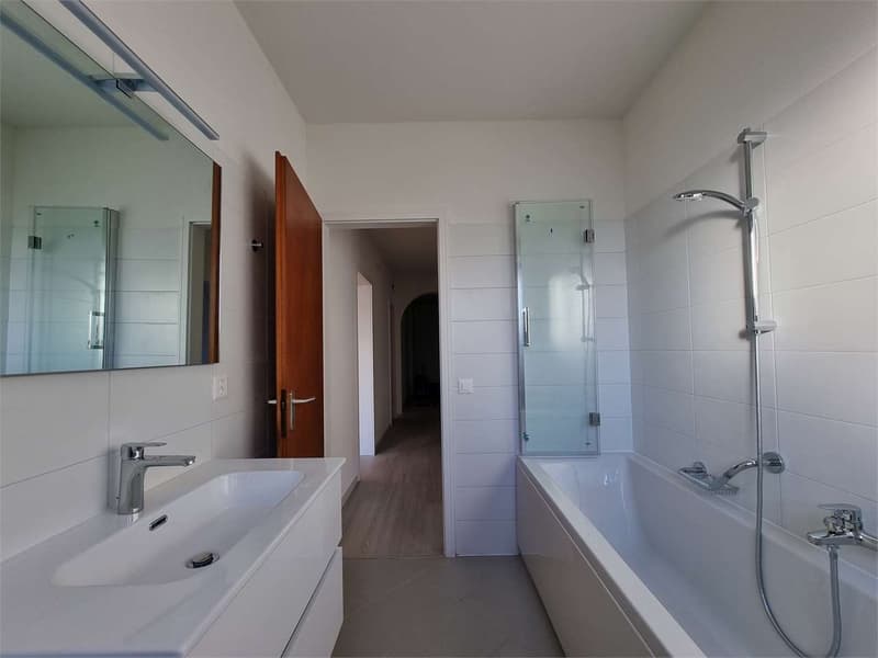Affittasi spazioso 4.5 locali ristrutturato con balcone e posteggio - (8)