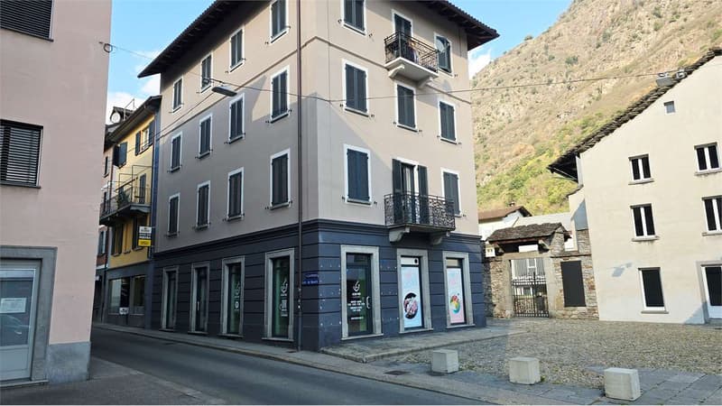 Locale commerciale con vetrine e ampio deposito - Biasca centro (4)
