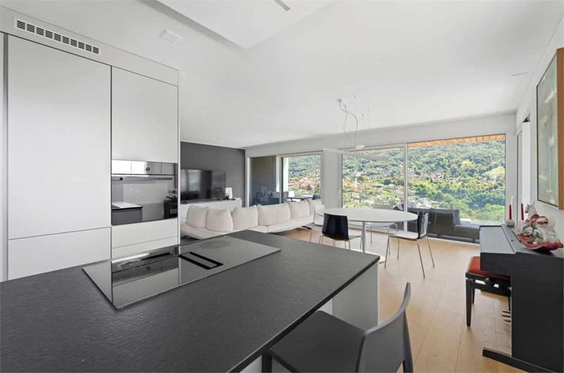 Il Tuo Rifugio di Design Vista Lago: Luce, Spazio e Modernità (7)