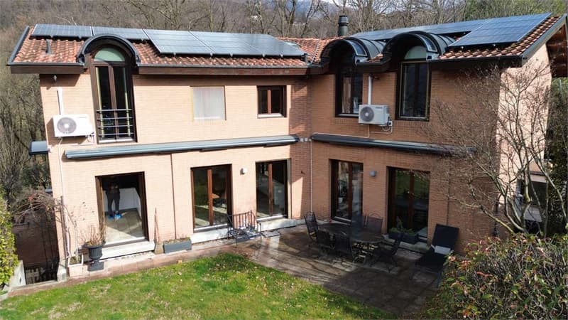 In zona Riservata e nella Natura SIGNORILE VILLA con giardino e bosco (1)
