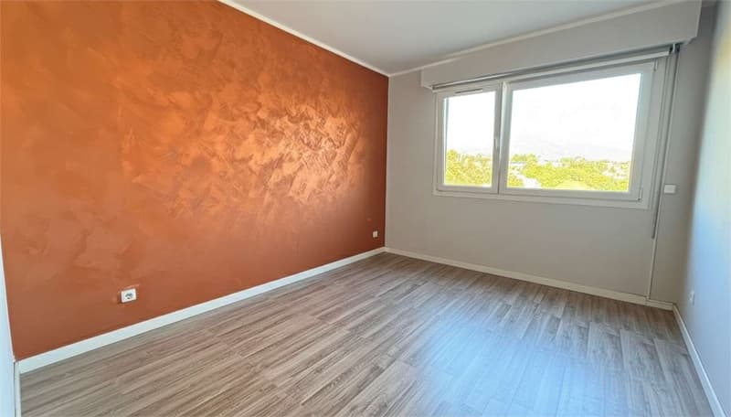 3.5 locali con terrazzo vista lago - grande potenziale a Paradiso (10)