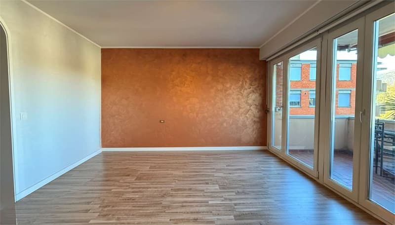 3.5 locali con terrazzo vista lago - grande potenziale a Paradiso (4)