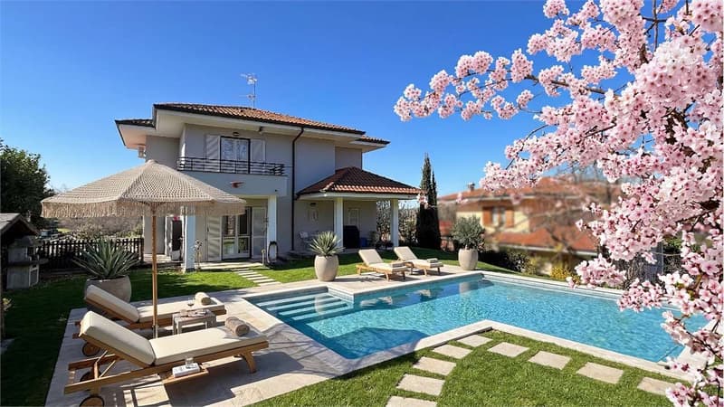 Villa unifamiliare con esposizione solare a sud tra Como e la Svizzera (1)