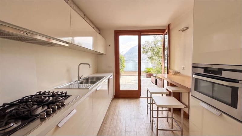 Elegante duplex vista lago con piscina e terrazzi panoramici (9)