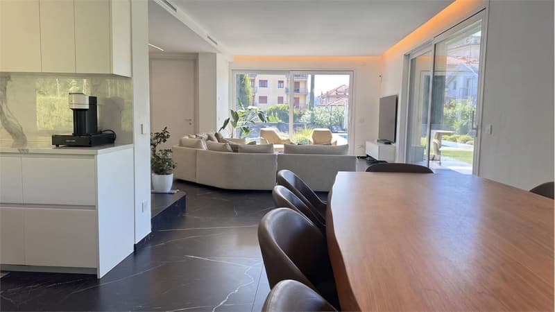 Lussuosa villa moderna con piscina riscaldata e giardino privato (11)