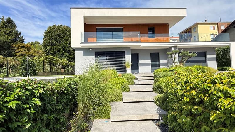 Moderna villa con piscina riscaldata a pochi minuti dalla Svizzera (3)
