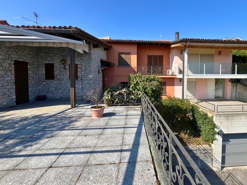 Splendida proprietà bifamiliare con piscina e vista aperta – Besazio (15)