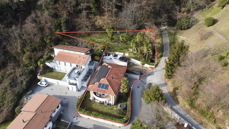 House with solar panels, elevated ground floor, balcony, swimming pool, driveway