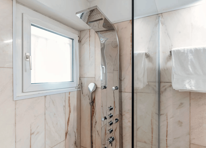 Monolocale arredato con balcone e vista lago – Paradiso (11)