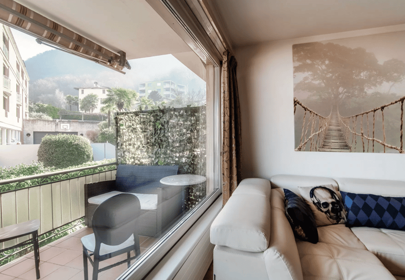 Monolocale arredato con balcone e vista lago – Paradiso (8)