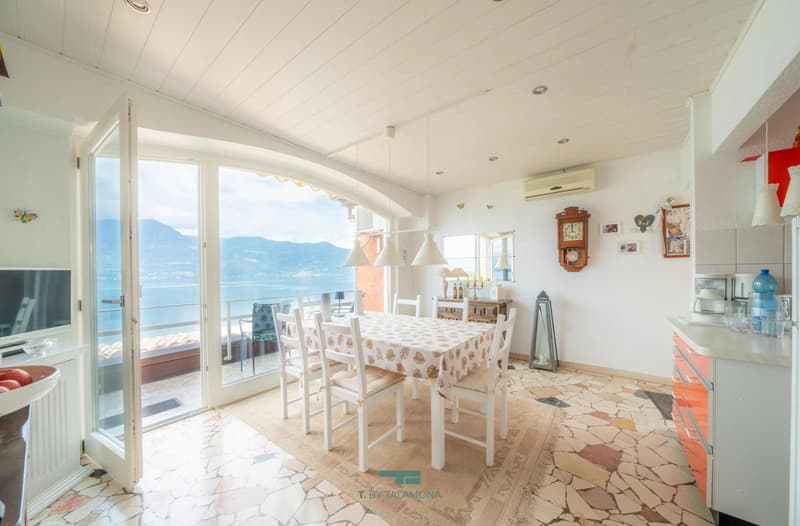 Apartment by the lake with sunny terrace and magnificent lake view (4)