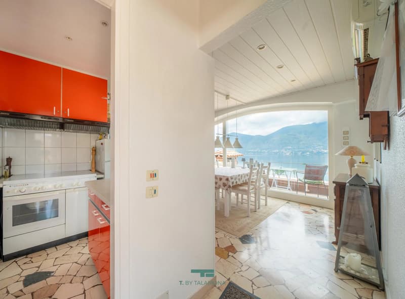 Apartment by the lake with sunny terrace and magnificent lake view (13)