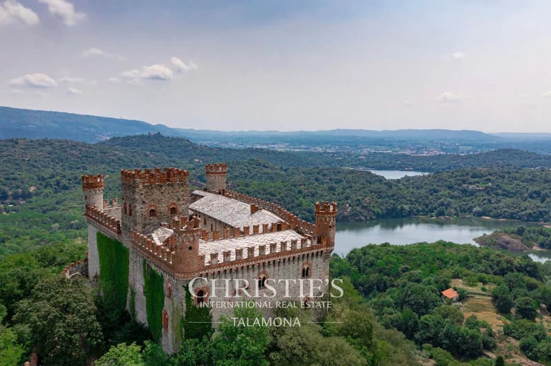 Historisches Schloss in dominanter Lage mit Panoramablick ? Montalto Dora (1)