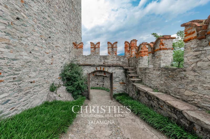 Historisches Schloss in dominanter Lage mit Panoramablick ? Montalto Dora (13)