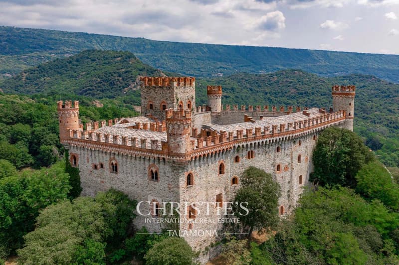 Historisches Schloss in dominanter Lage mit Panoramablick ? Montalto Dora (9)