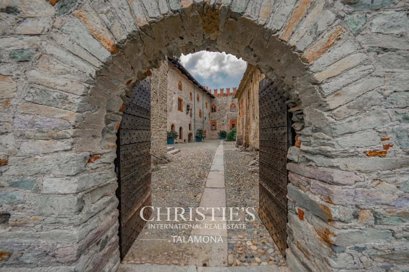 Historisches Schloss in dominanter Lage mit Panoramablick ? Montalto Dora (12)