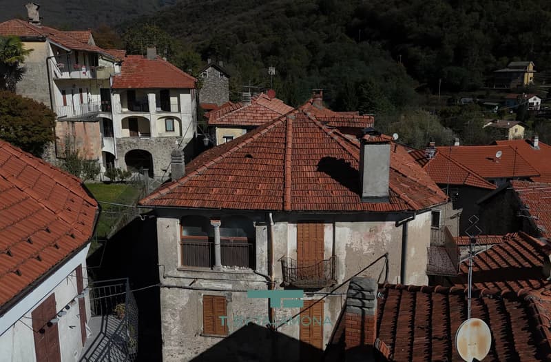 Grande maison à rénover dans le village historique de Due Cossani (5)
