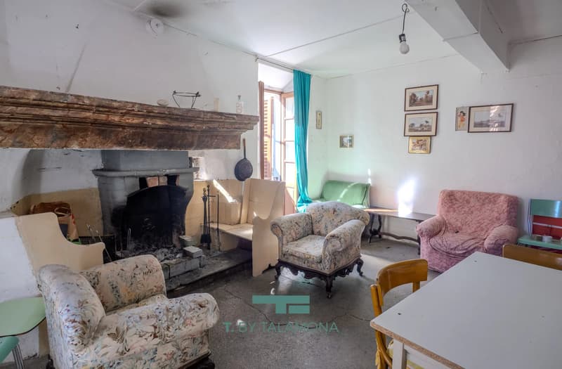Grande maison à rénover dans le village historique de Due Cossani (3)
