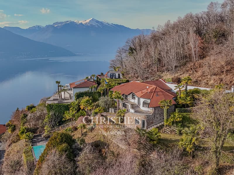 Villa mit Panoramablick, Terrasse und Pool in Luino (3)