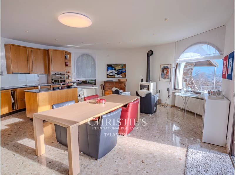 Villa mit Panoramablick, Terrasse und Pool in Luino (11)