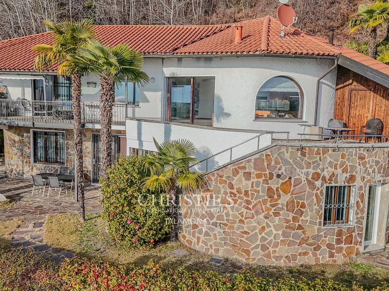 Villa mit Panoramablick, Terrasse und Pool in Luino (6)