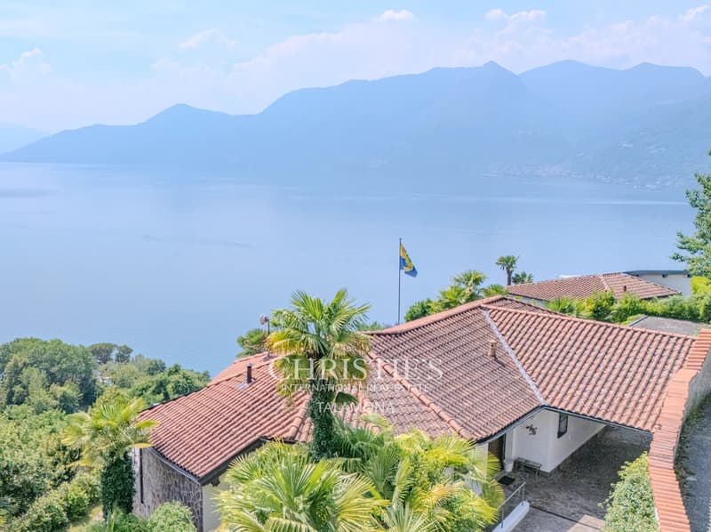 Villa mit Panoramablick, Terrasse und Pool in Luino (1)
