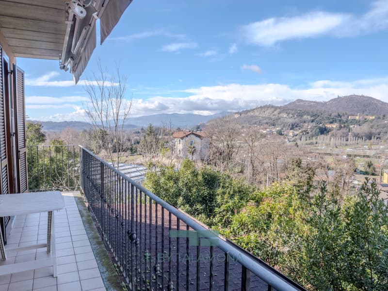 Ready-to-move-in 2-room apartment with balcony and double garage (11)