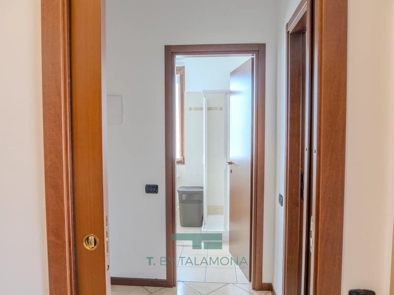 Ready-to-move-in 2-room apartment with balcony and double garage (5)
