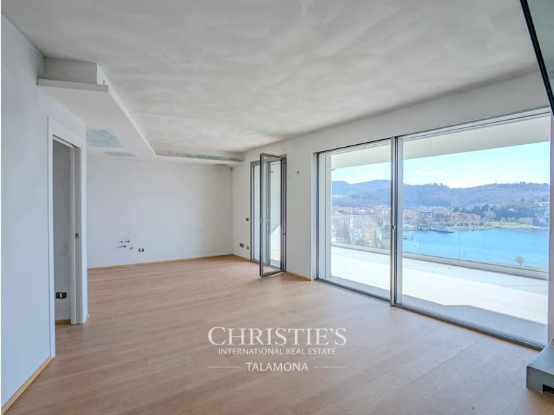 Dreizimmer-Penthouse mit herrlichem Seeblick in Laveno-Mombello (4)