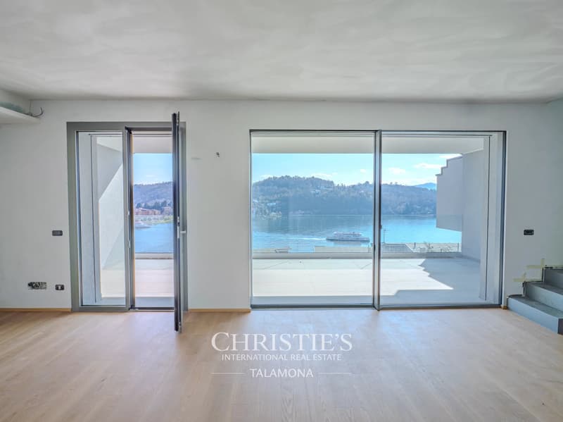 Dreizimmer-Penthouse mit herrlichem Seeblick in Laveno-Mombello (3)