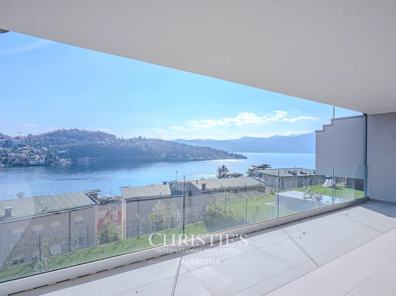Dreizimmer-Penthouse mit herrlichem Seeblick in Laveno-Mombello (5)