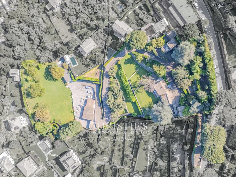 Prestige-Anwesen mit unabhängigen Villen und großem Park (1)