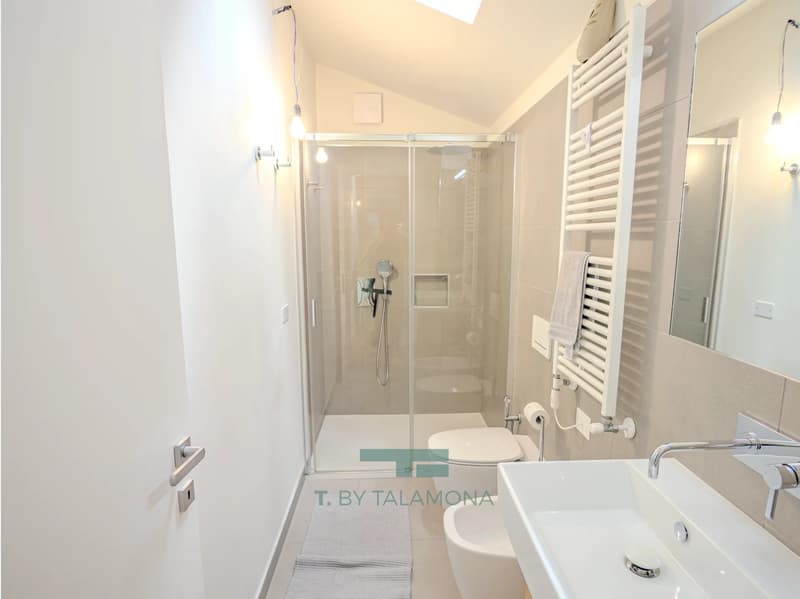 ELEGANT RENOVIERTE FREISTEHENDE VILLA MIT PRIVATGARTEN IN CUASSO AL MONTE (10)