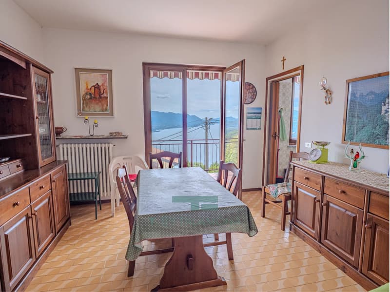 Freistehendes Haus mit Privatgarten und traumhaftem Blick auf den Lago Maggiore in Campagnano (11)