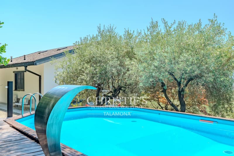 Exclusive villa in Rapallo with pool and sea view (2)