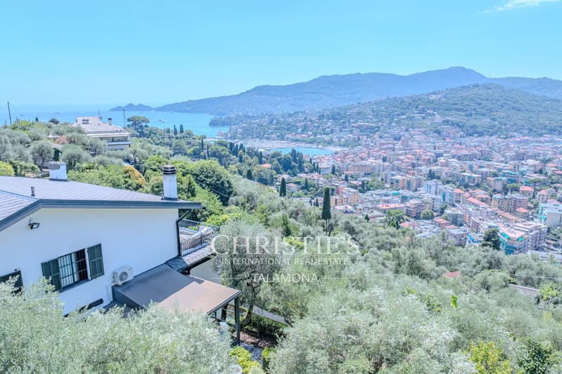 Exclusive villa in Rapallo with pool and sea view (3)