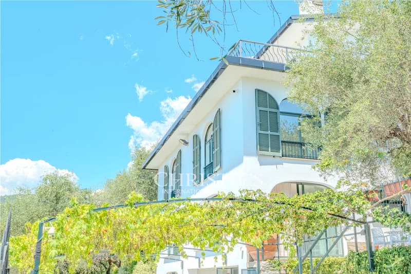 Exclusive villa in Rapallo with pool and sea view (9)