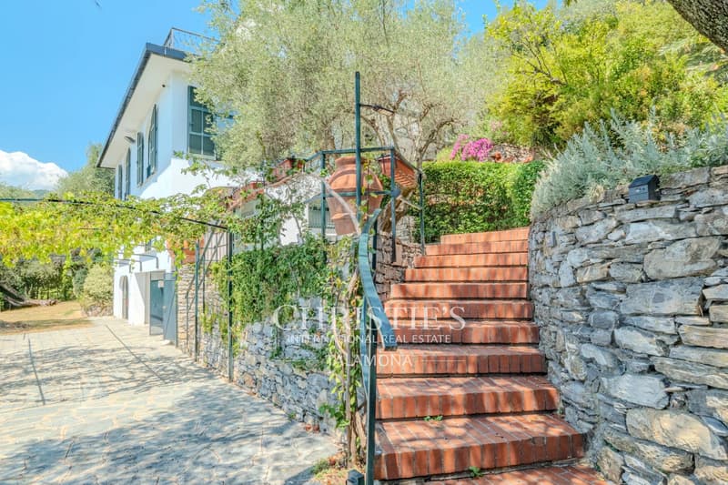 Exclusive villa in Rapallo with pool and sea view (10)