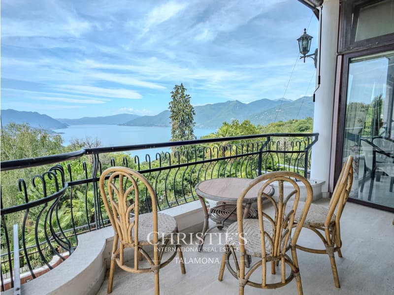 Appartement mit Seeblick und Pool in Dumenza (1)