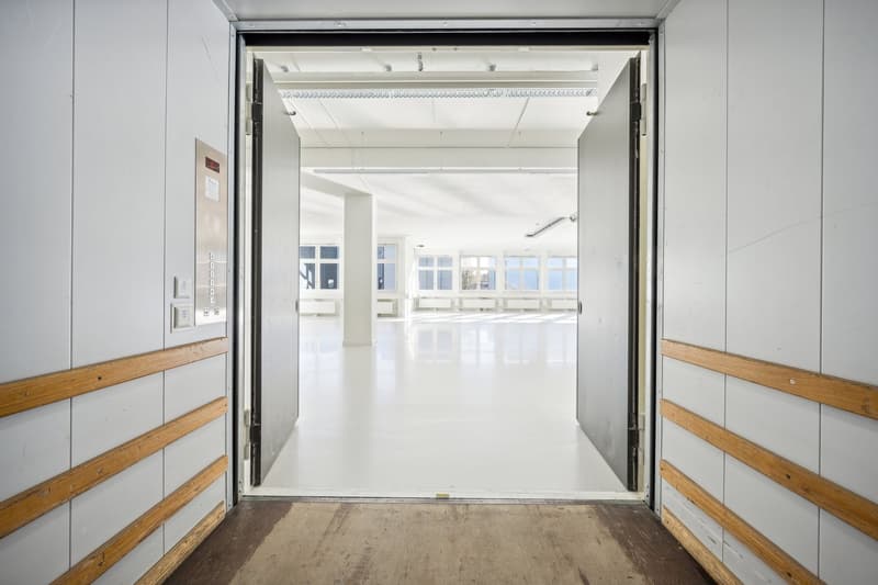 365 m2 Gewerbeflächen mit Warenlift und Nutzlast von 1'300 kg/m² (7)