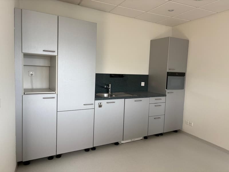 Commencez à travailler à Reinach – espace de laboratoire de 840 m² aménagé au Sternenhof (11)