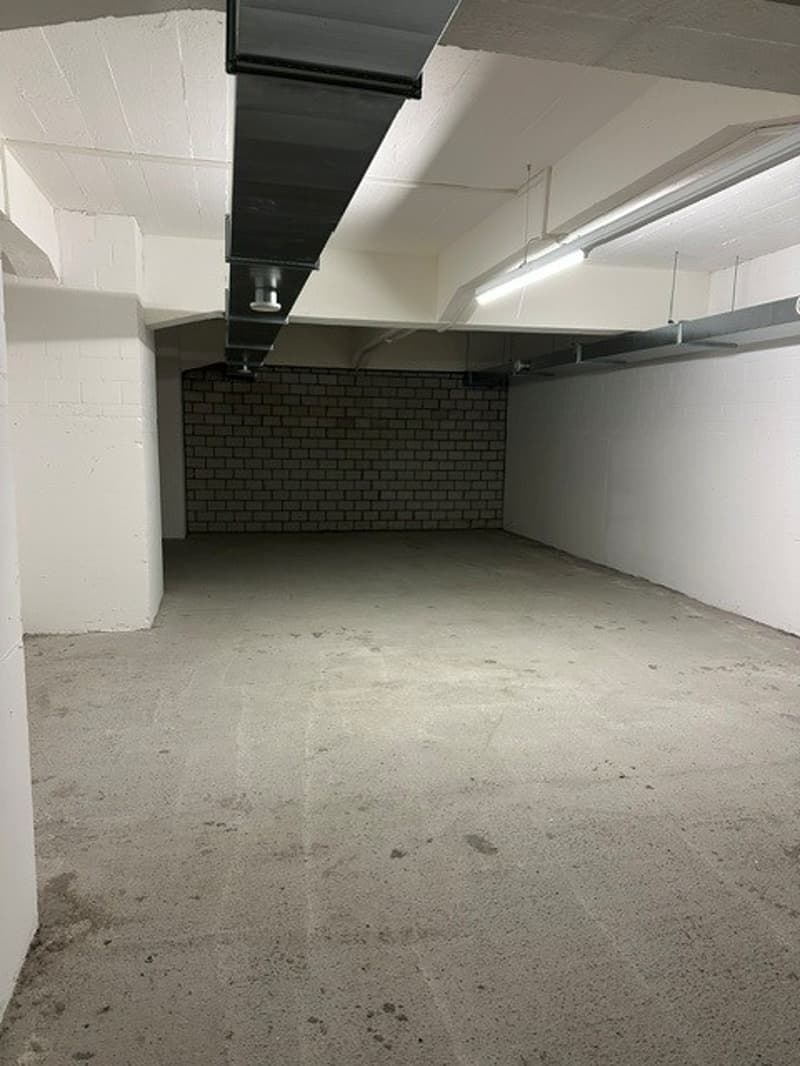 Spacious 72.5m² storage room in the USEGO area Olten for rent (3)