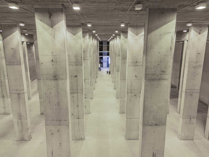 Concrete pillars, industrial design, open floor plan, overhead lighting